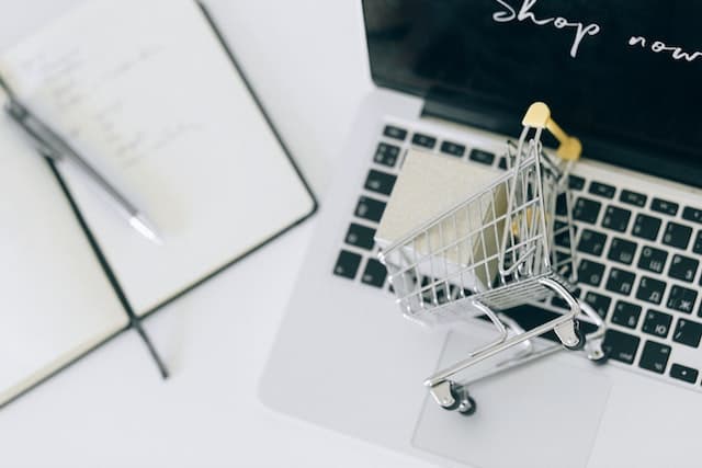 Artificial Intelligence (AI) in E-Commerce and Order Tracking