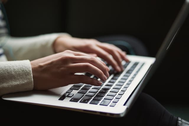 Exploring the Distinction: Website Essay Writing vs. AI